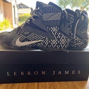 LeBron James tennie shoes